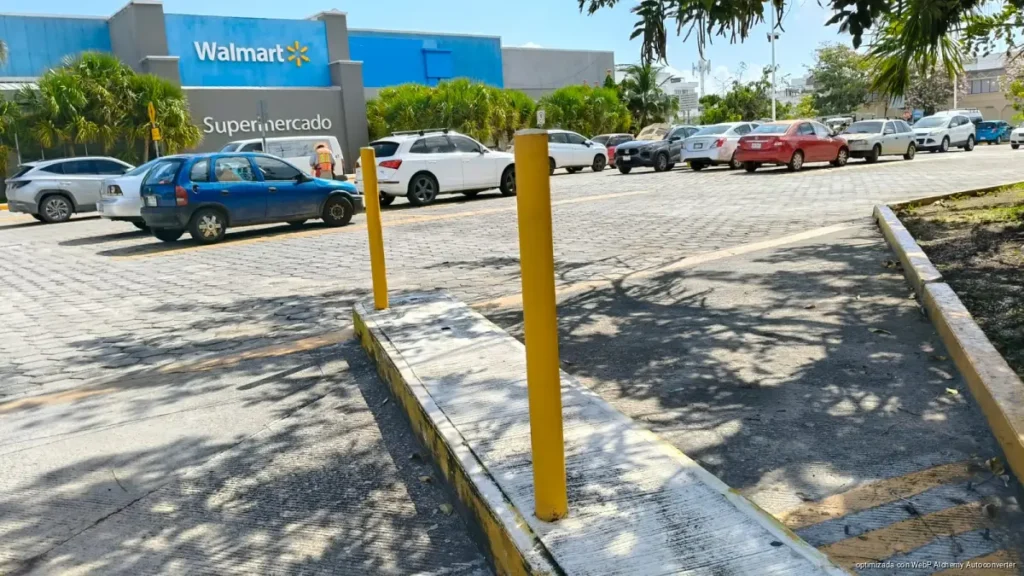 Retira Walmart plumas de cobro tras casi tres años de conflicto en Playa del Carmen