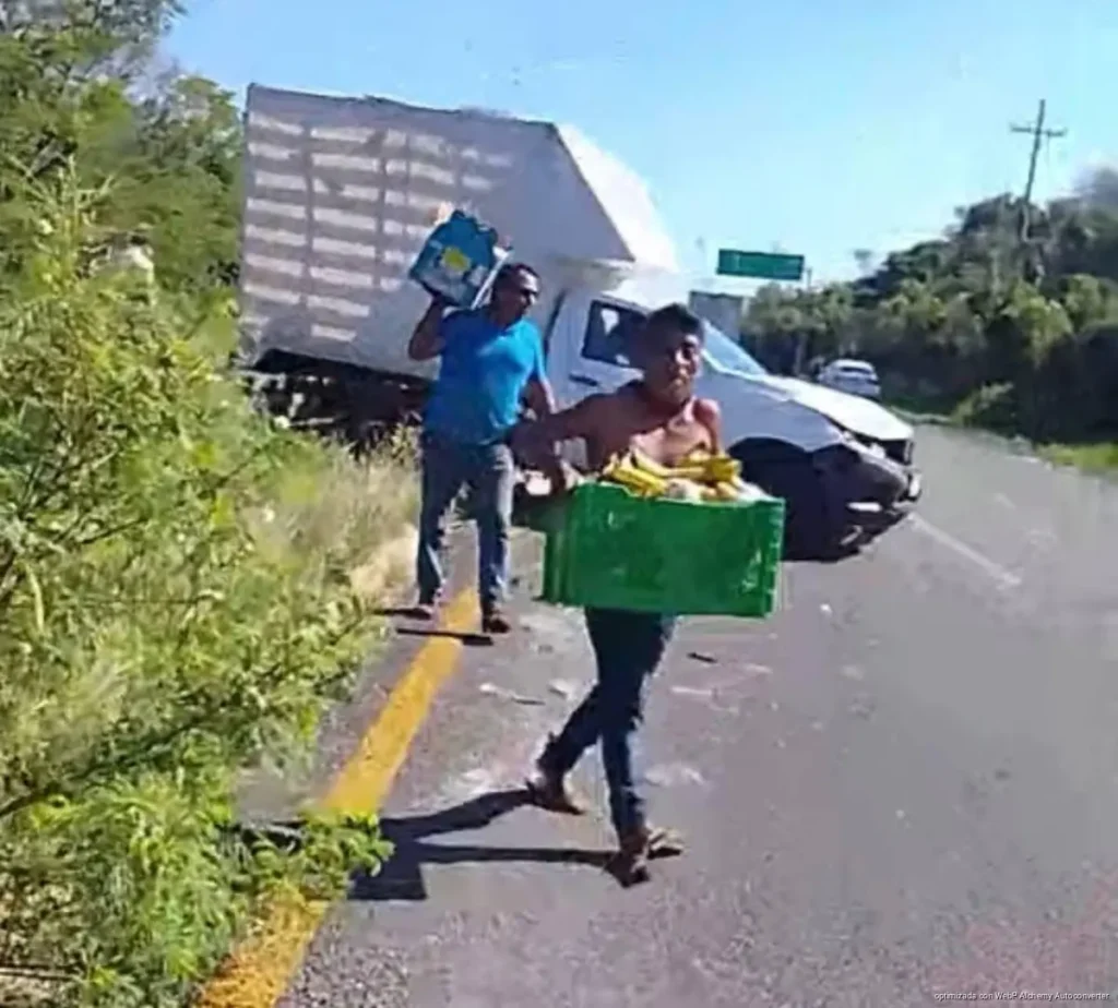 Conductores rapiñan camioneta de frutas y verduras cerca de Bacalar