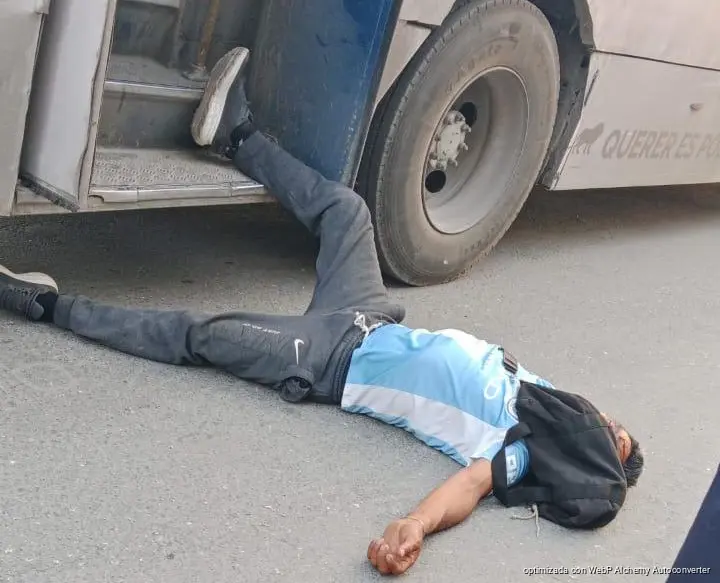 Arrojan a hombre de autobús en movimiento tras riña en Cancún