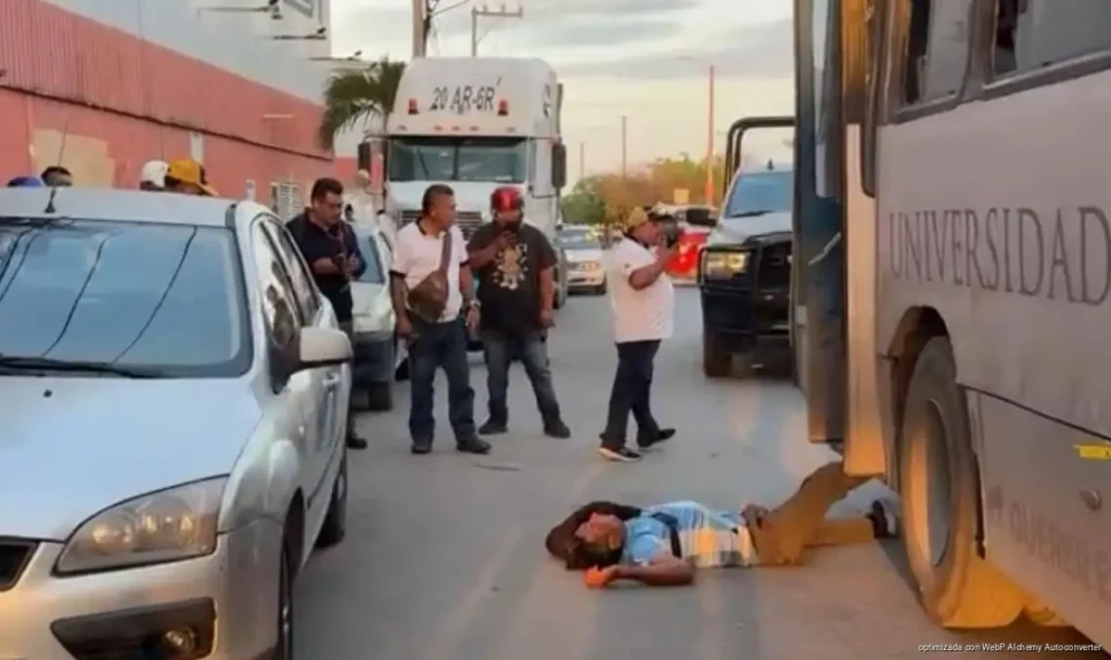 Arrojan a hombre de autobús en movimiento tras riña en Cancún