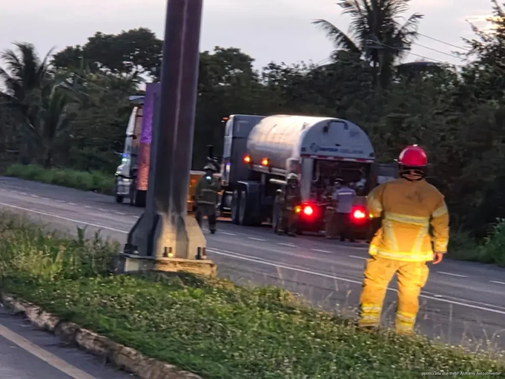 Una pipa con oxígeno paraliza el acceso a Chetumal, a la altura de Huay Pix