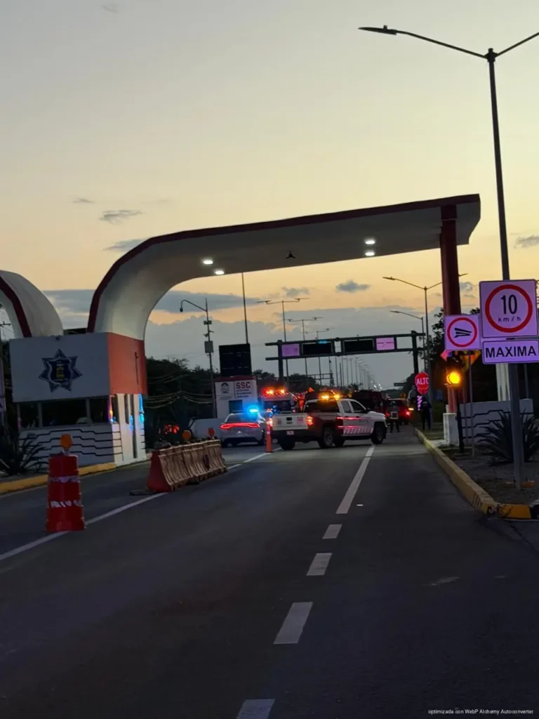 Una pipa con oxígeno paraliza el acceso a Chetumal, a la altura de Huay Pix