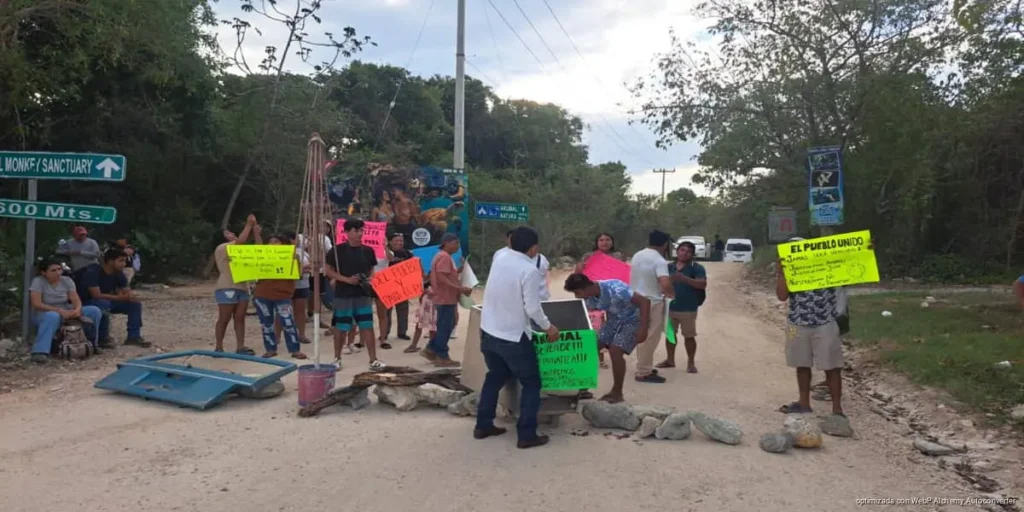 Levantan bloqueo en Akumal tras acuerdos por acceso a cenotes