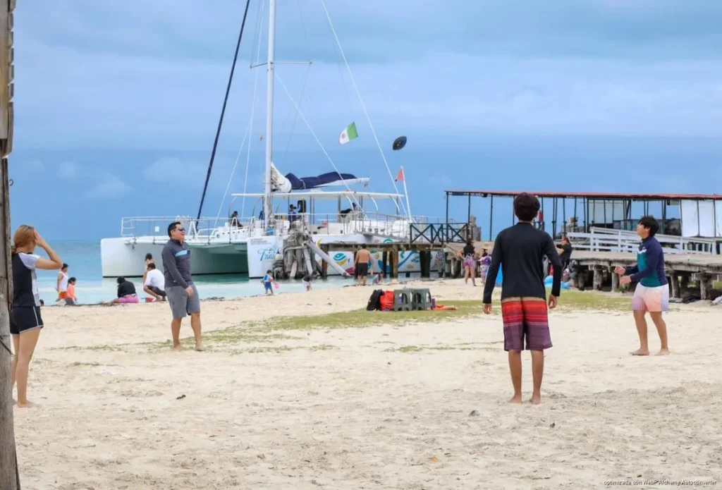 Aumenta basura en playas de Cancún hasta 10% en temporada alta