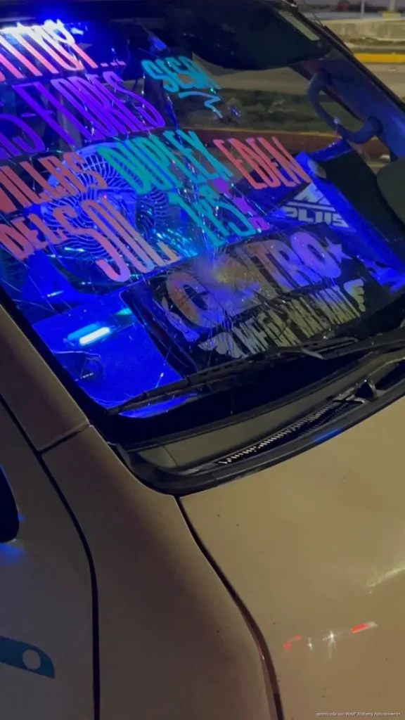 Ciclista rompe parabrisas tras maniobra de combi en Playa del Carmen