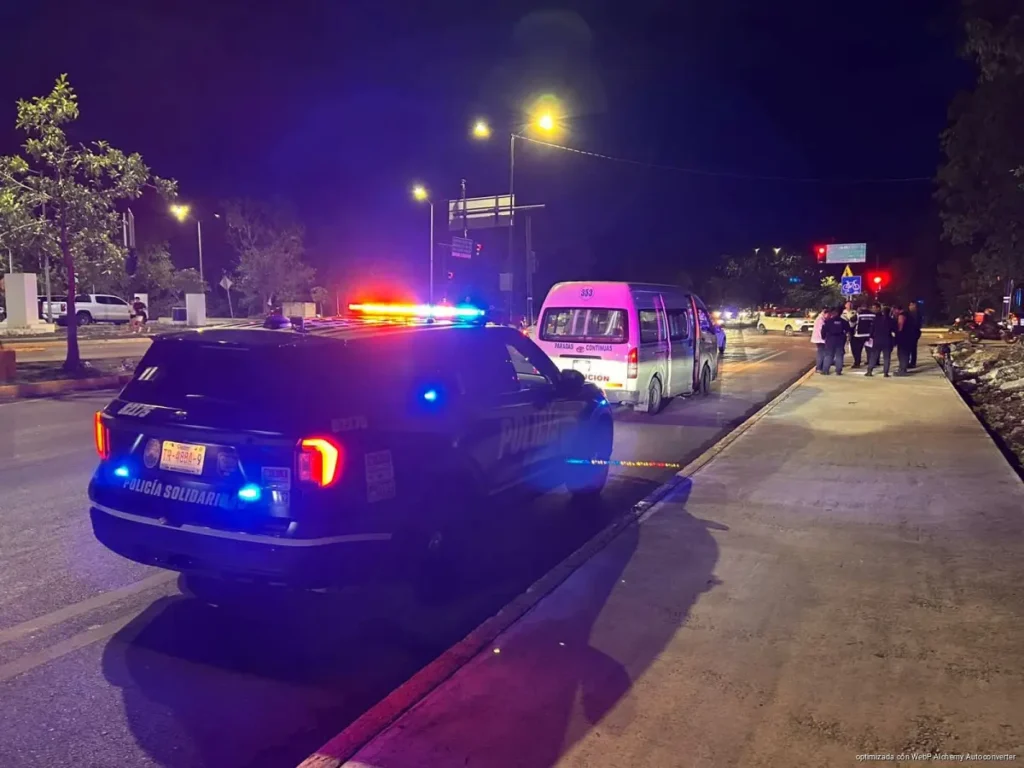 Ciclista rompe parabrisas tras maniobra de combi en Playa del Carmen