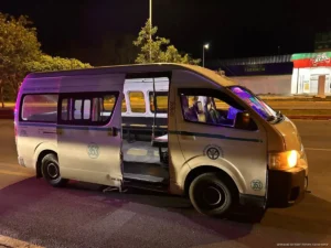 Ciclista rompe parabrisas tras maniobra de combi en Playa del Carmen