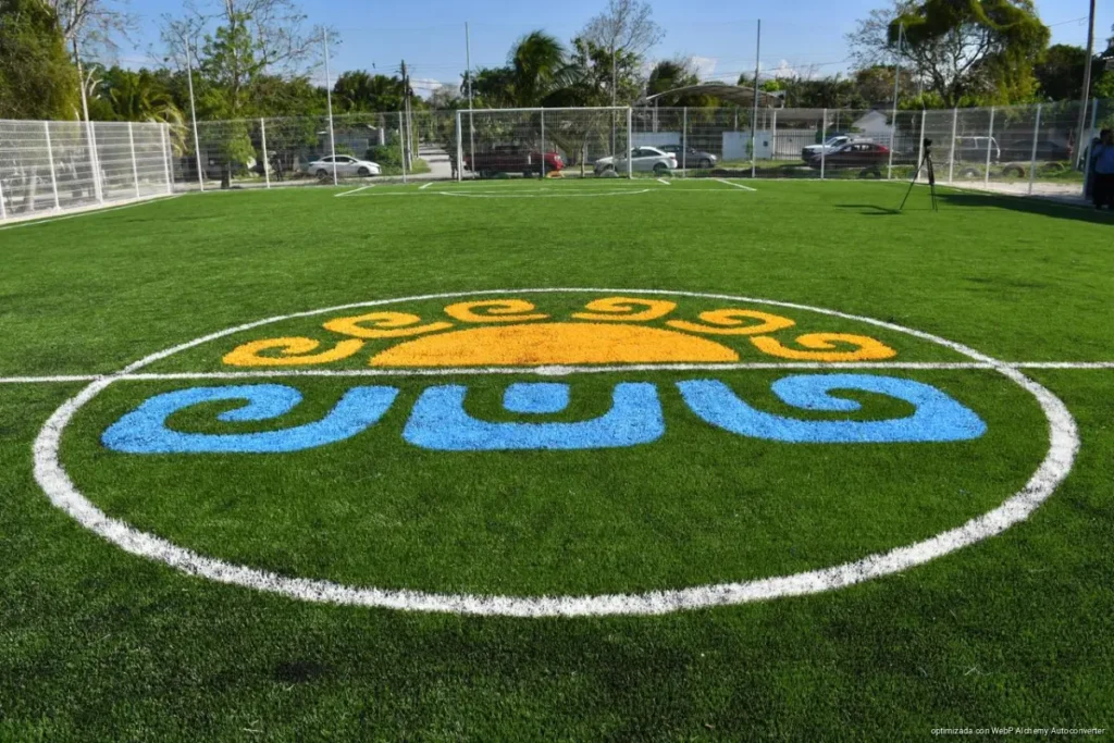 Impulso al deporte: Ayuntamiento entrega cancha de fútbol 7 en Ucum