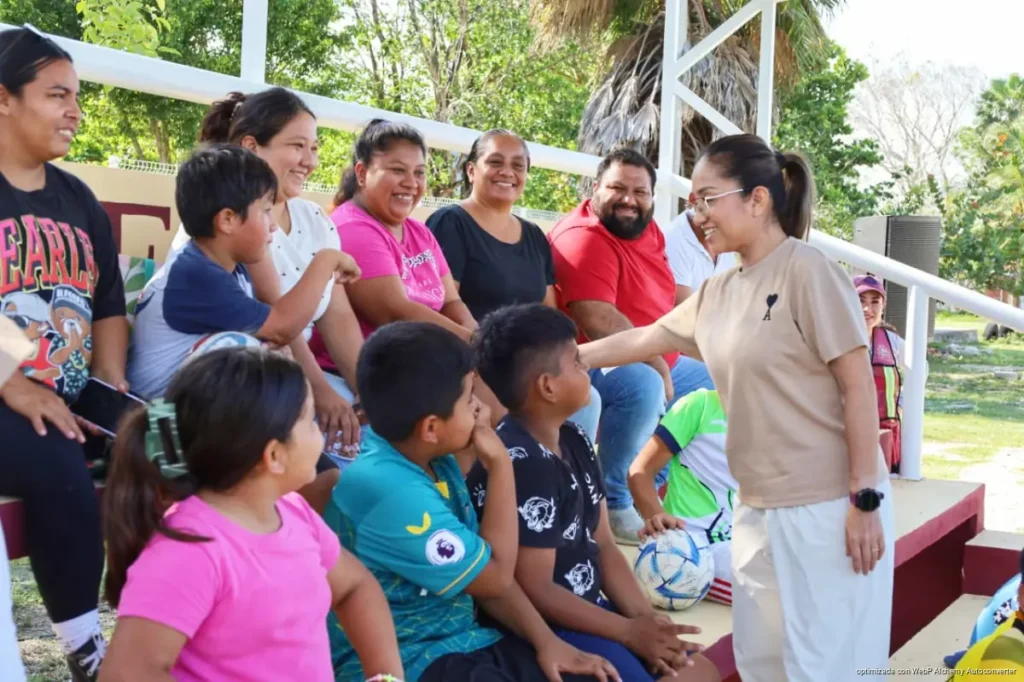 Impulso al deporte: Ayuntamiento entrega cancha de fútbol 7 en Ucum