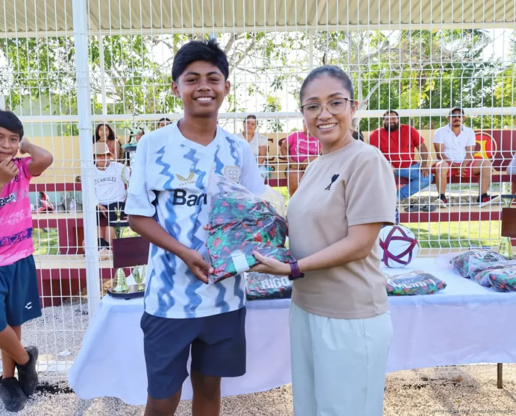 Impulso al deporte: Ayuntamiento entrega cancha de fútbol 7 en Ucum