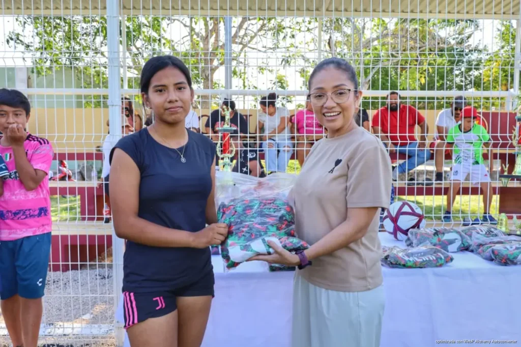 Impulso al deporte: Ayuntamiento entrega cancha de fútbol 7 en Ucum