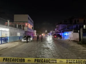 Trabajador pierde la vida dentro de un bar en Cancún en medio de nuevos ataques