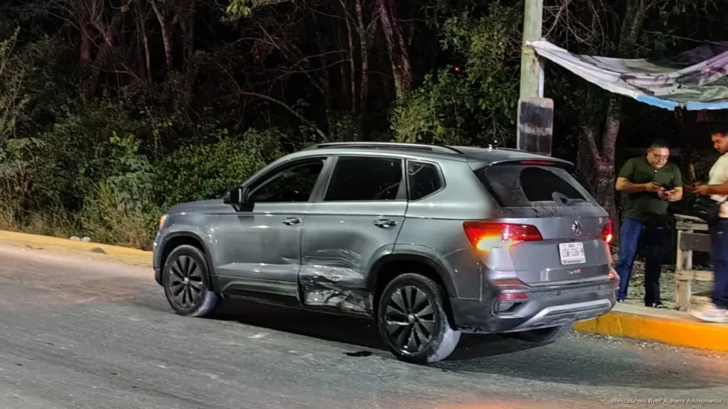 Se impacta motociclista por exceso de velocidad en Cancún; termina lesionado