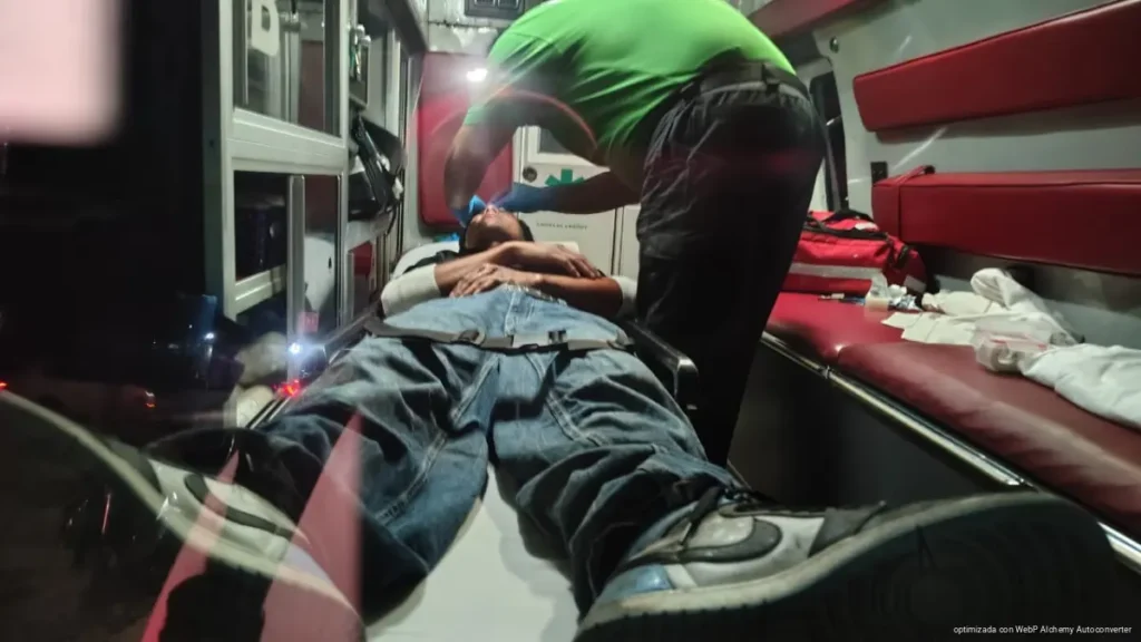 Se impacta motociclista por exceso de velocidad en Cancún; termina lesionado