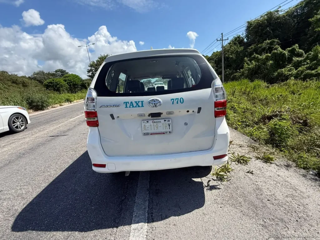 Choca taxi por alcance en carretera federal de Playa del Carmen