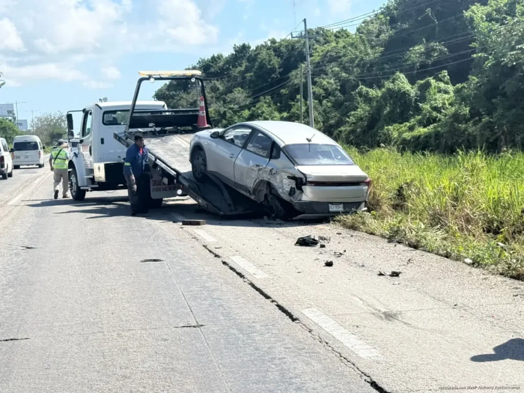 Choca taxi por alcance en carretera federal de Playa del Carmen