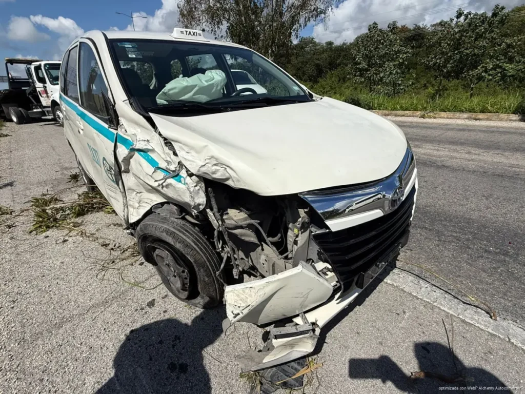 Choca taxi por alcance en carretera federal de Playa del Carmen