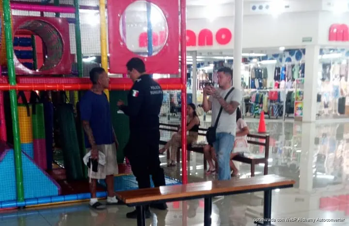 Persiguen y detienen a presunto ladrón tras irrumpir en cine de Cancún
