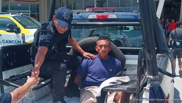 Persiguen y detienen a presunto ladrón tras irrumpir en cine de Cancún