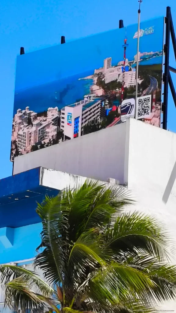 Revisarán estructura de la pantalla de Xcaret colocada en el muelle por posibles riesgos en Playa del Carmen