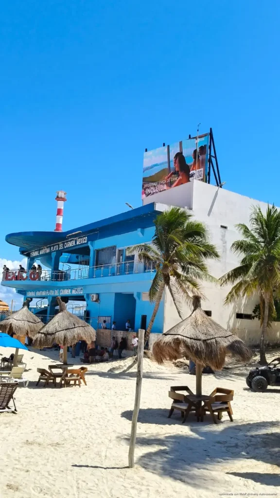 Revisarán estructura de la pantalla de Xcaret colocada en el muelle por posibles riesgos en Playa del Carmen