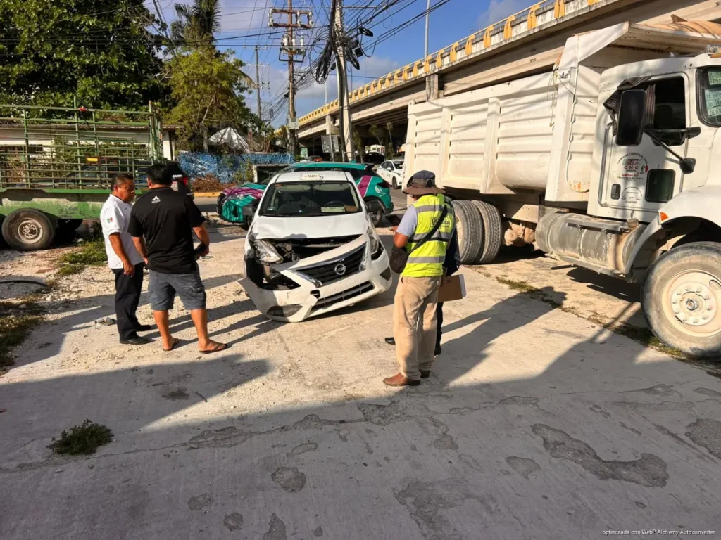 Taxi intenta ganarle el paso a volquete y termina destrozado en la colonia Ejido