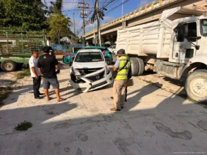 Taxi intenta ganarle el paso a volquete y termina destrozado en la colonia Ejido