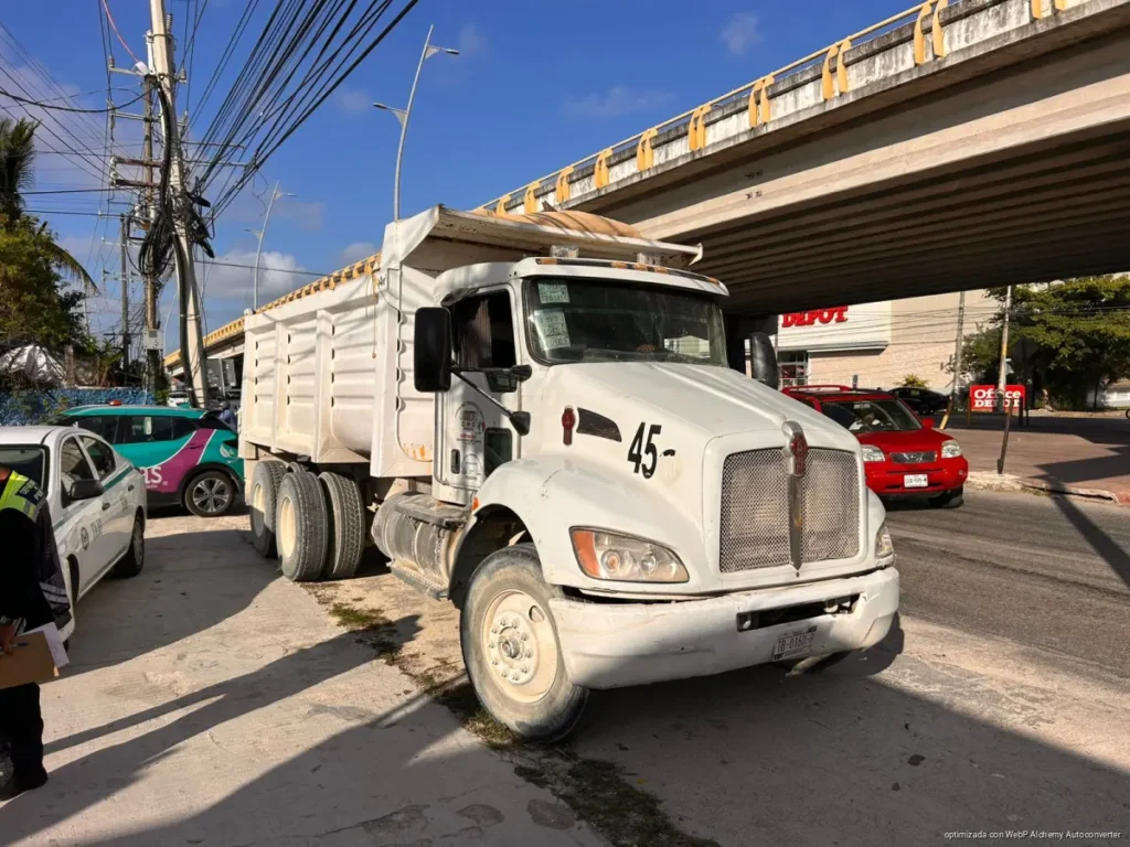 Taxi intenta ganarle el paso a volquete y termina destrozado en la colonia Ejido