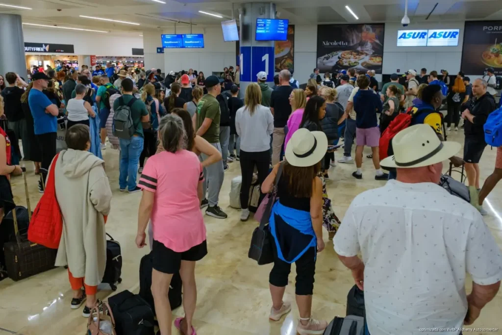 La crisis de Magnicharters en Cancún está controlada; pasajeros han sido reubicados sin costo en otras aerolíneas.