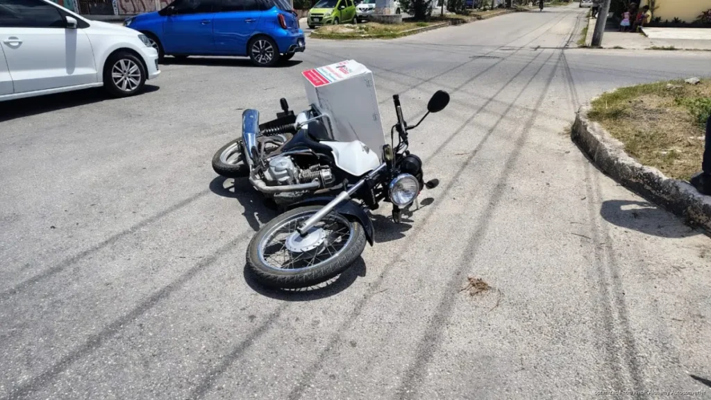 Choca moto y deja un lesionado en Cancún