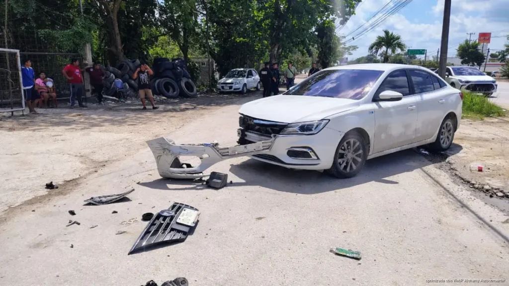 Choca patrulla y termina incrustada en llantera en Cancún
