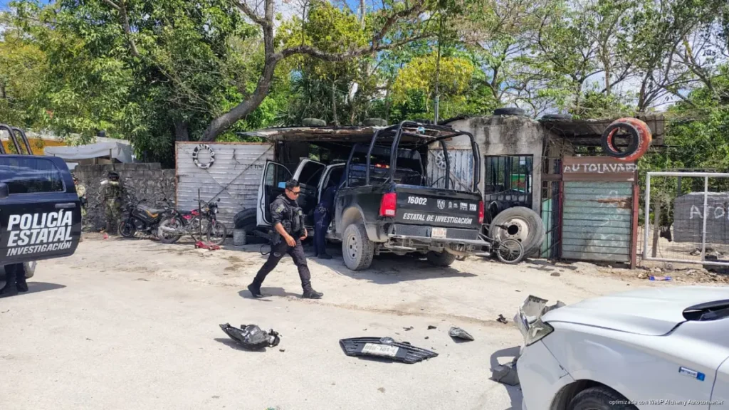 Choca patrulla y termina incrustada en llantera en Cancún
