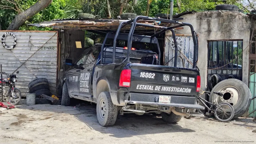 Choca patrulla y termina incrustada en llantera en Cancún