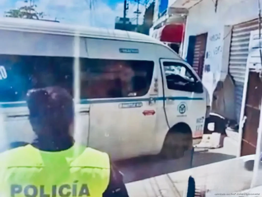 Se estrella combi de taxistas contra local en Playa