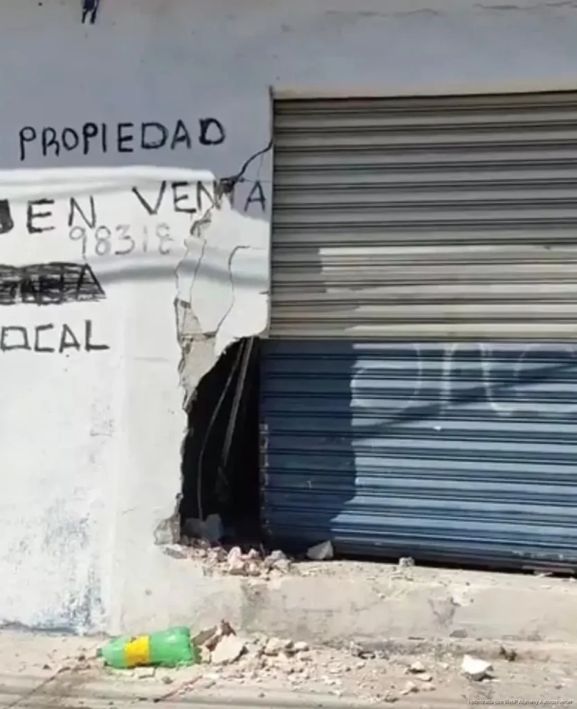 Se estrella combi de taxistas contra local en Playa