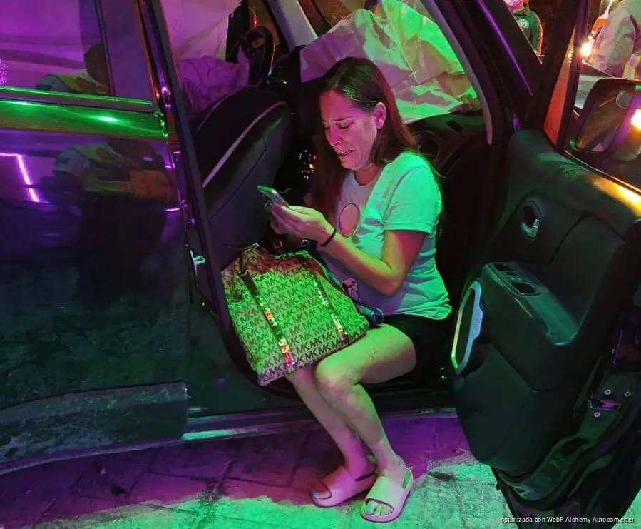 Mujer pierde control, destroza motel y muere su mascota en Cancún tras accidente por exceso de velocidad en avenida Colosio.