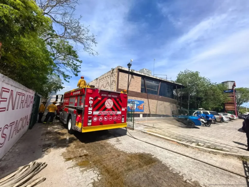 Se desata incendio junto a plaza Public Market en Playa