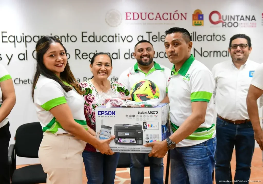 Entrega SEQ equipamiento educativo, científico y tecnológico a Telebachilleratos y Normal de Felipe Carrillo Puerto