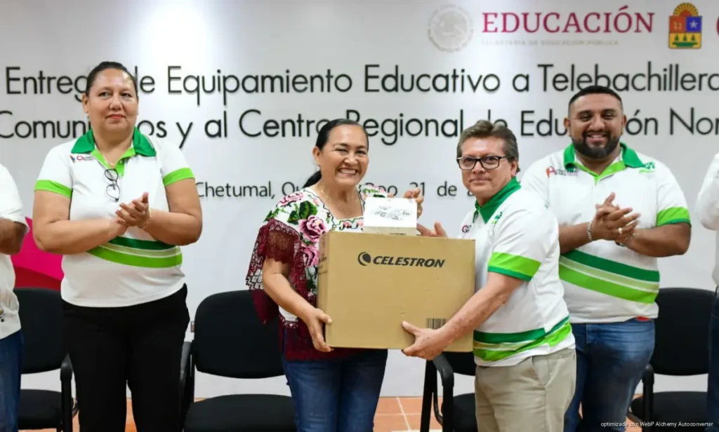 Entrega SEQ equipamiento educativo, científico y tecnológico a Telebachilleratos y Normal de Felipe Carrillo Puerto