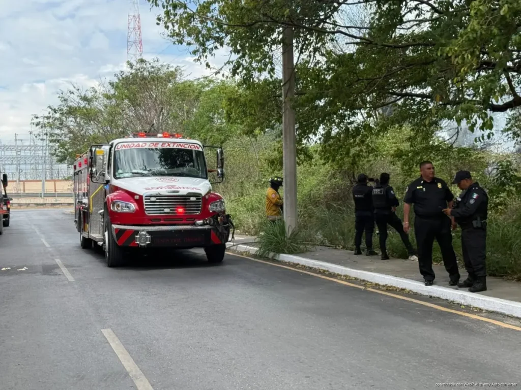 Denuncian predio abandonado como foco de incendios y contaminación en Playa del Carmen; vecinos exigen intervención urgente.