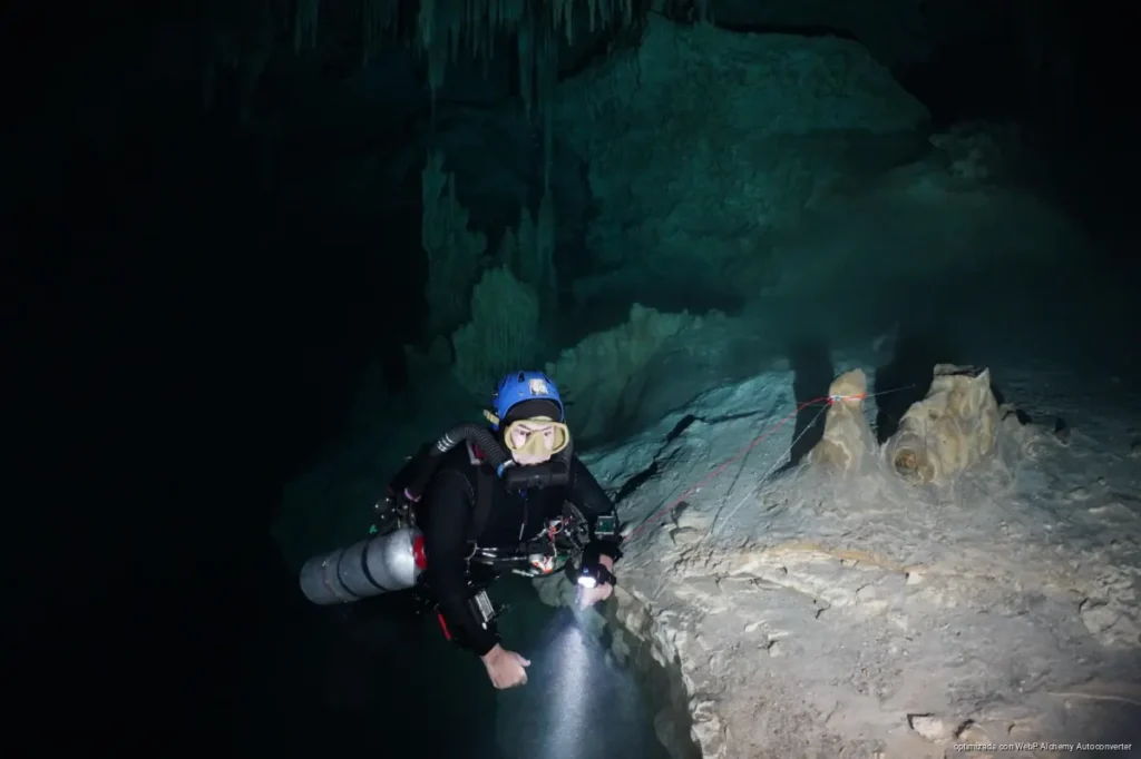 Denuncian daño a restos humanos en Hoyo Negro por buzos no autorizados