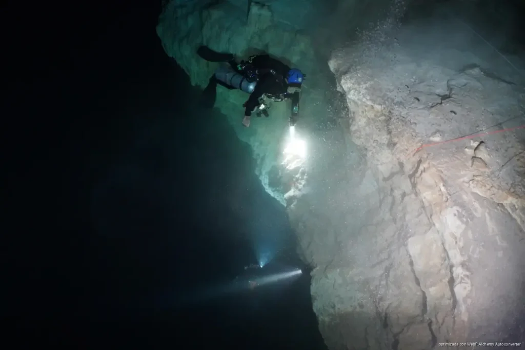 Denuncian daño a restos humanos en Hoyo Negro por buzos no autorizados