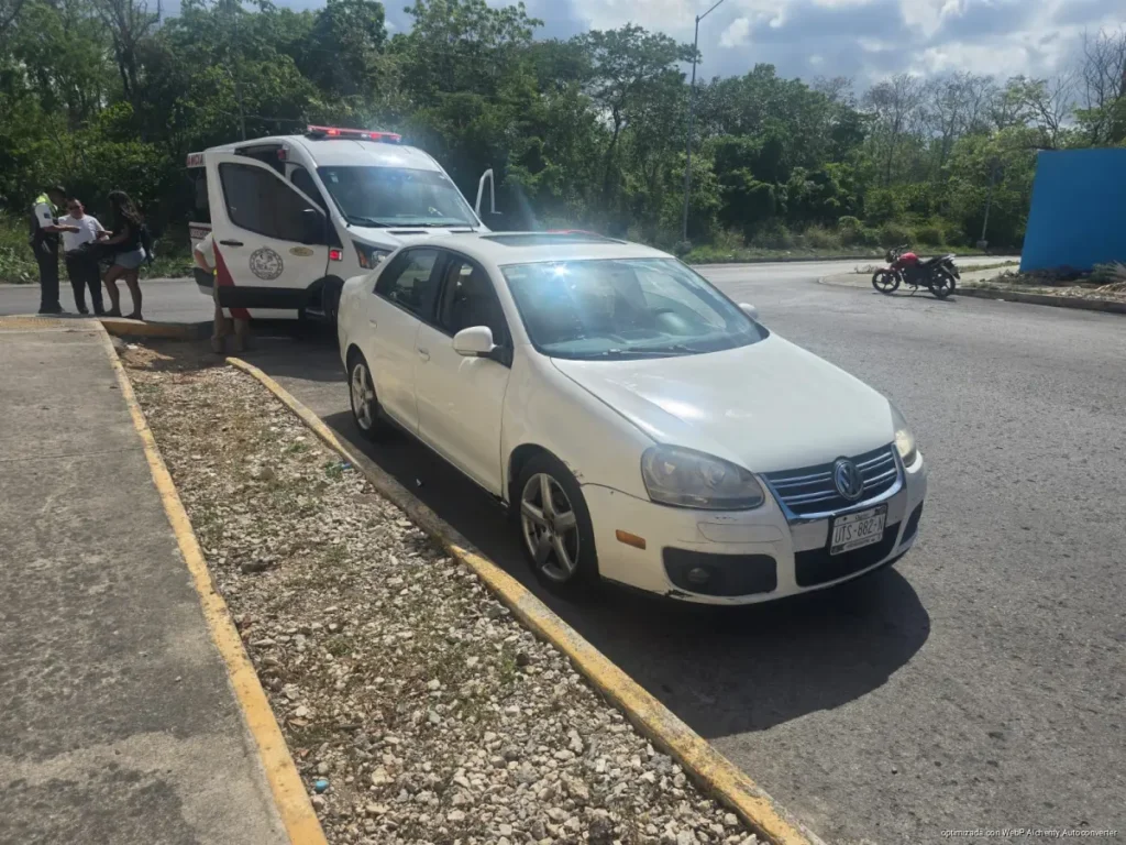 Provoca choque al rebasar en sentido contrario y deja motociclista lesionado en Playa del Carmen