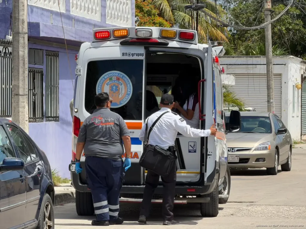 Chocan combis y una vuelca en Cancún; hay al menos 14 lesionados
