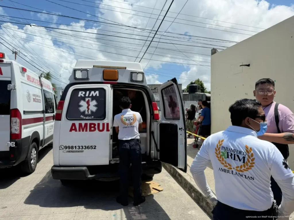 Chocan combis y una vuelca en Cancún; hay al menos 14 lesionados