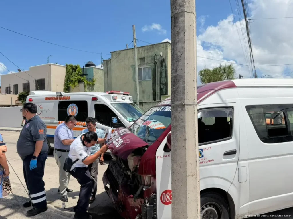 Chocan combis y una vuelca en Cancún; hay al menos 14 lesionados