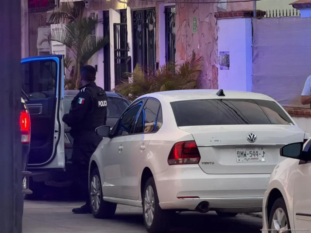 Asaltan a profesionista a punta de pistola en Cancún y disparan contra su vehículo