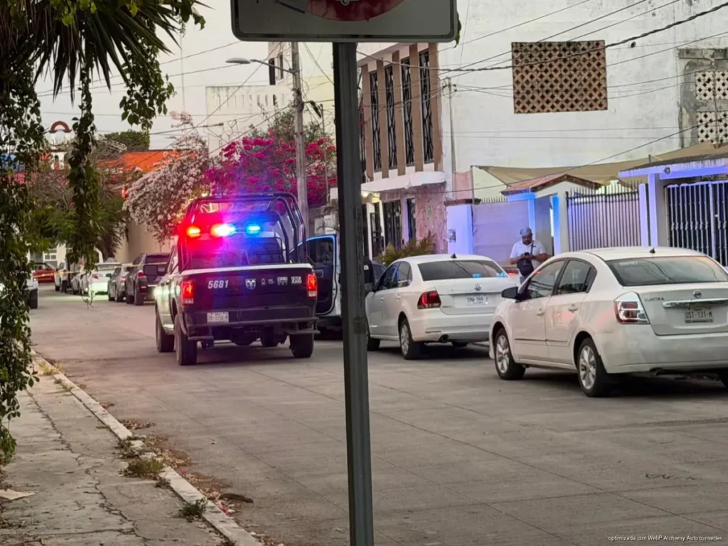 Asaltan a profesionista a punta de pistola en Cancún y disparan contra su vehículo