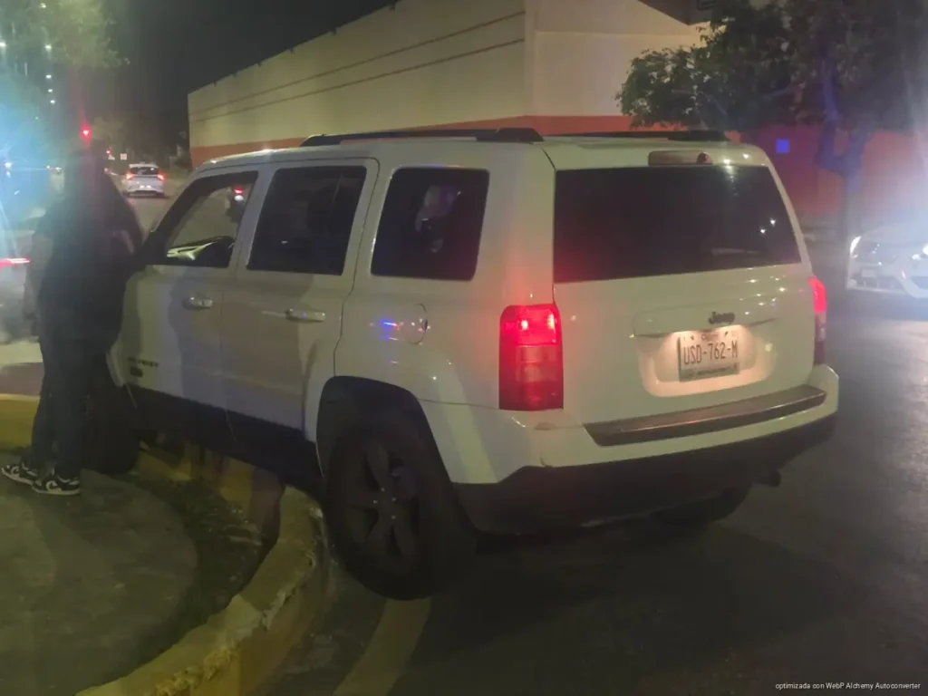 Pierde control en glorieta y termina sobre camellón en Playa del Carmen