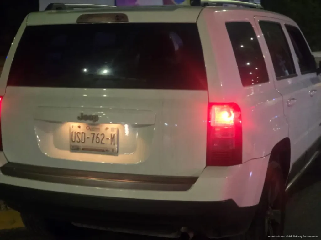 Pierde control en glorieta y termina sobre camellón en Playa del Carmen